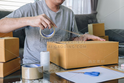 小业务包裹装运给客户，年轻的企业家中小企业自由职业者与包装他们的包裹箱交付网上市场上的采购订单和准备