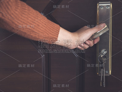 女人开门
