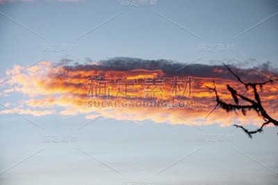 日落时蓝色天空中醒目的橙色云彩