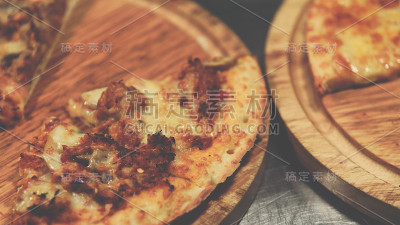 披萨是一种放在木制圆板上的意大利食物