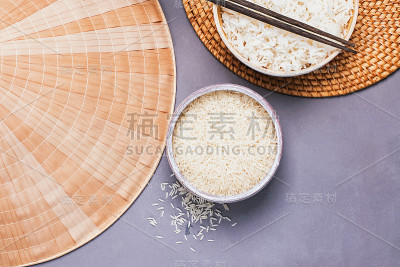 碗里有生的和熟的白色长米粒