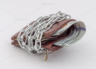 钱袋上有金属链倒扣