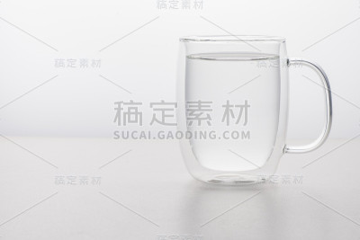 在白色背景上用玻璃加热水