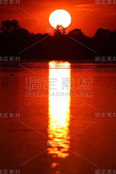 湖上的日落
