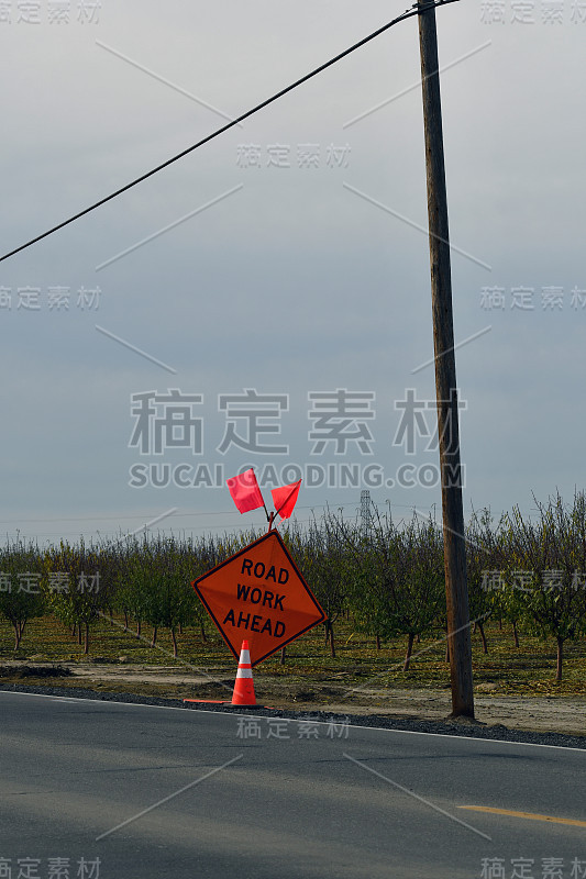 道路工作旁边的农民的田地