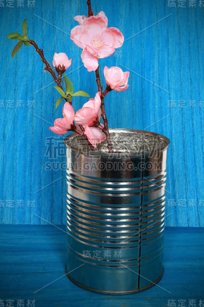 空罐子和樱花人造花