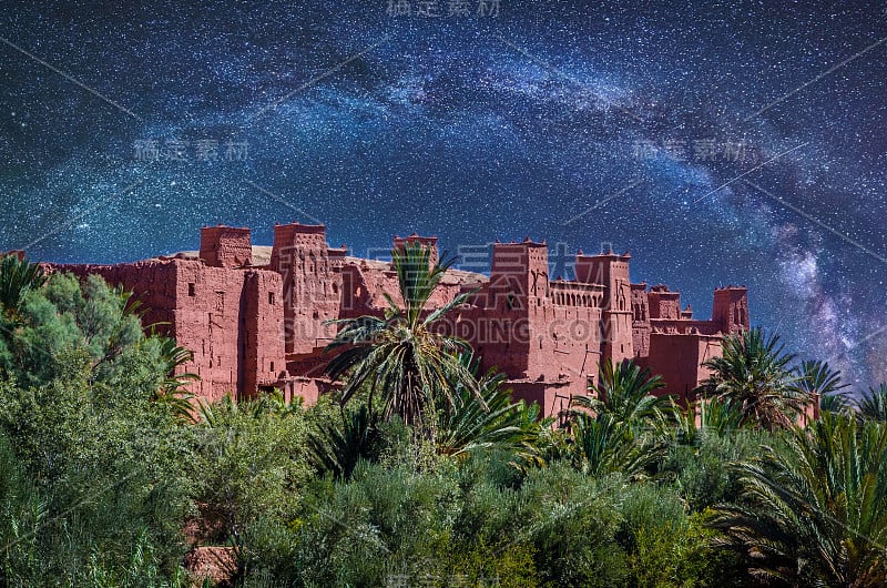 晚上，摩洛哥阿特拉斯山附近的沙漠里，Kasbah Ait Ben Haddou