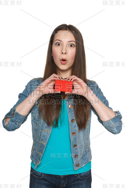 惊讶的年轻女性显示空白贷款