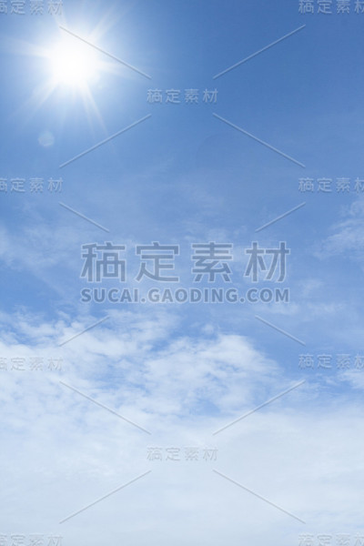 肖像图像的蓝天与轻云和太阳的效果
