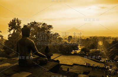 日出时分，婆罗浮屠寺，坐佛迎日出。日惹,印尼。
