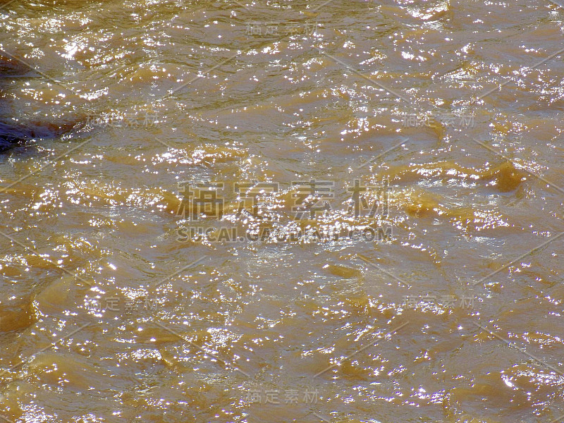 大雨过后河水浑浊