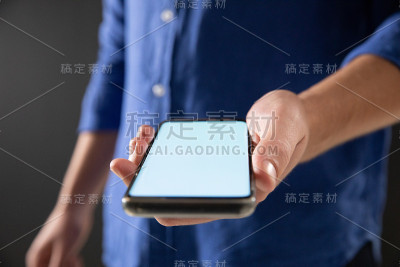 一个用智能手机的白人