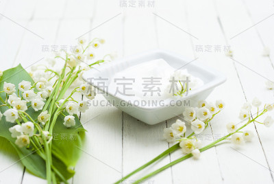 保湿霜和铃兰属