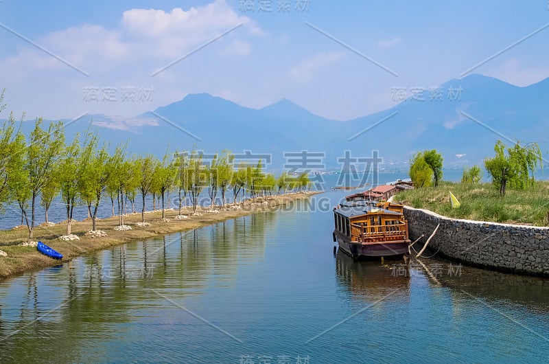 丽江拉什湖湿地是中国丽江市附近的国家级自然风景区。