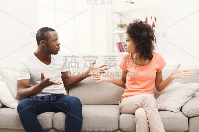 年轻的黑人夫妇在家里吵架
