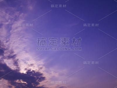 天空有戏剧性的多云日落和太阳