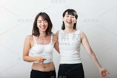 两个朋友在一起玩