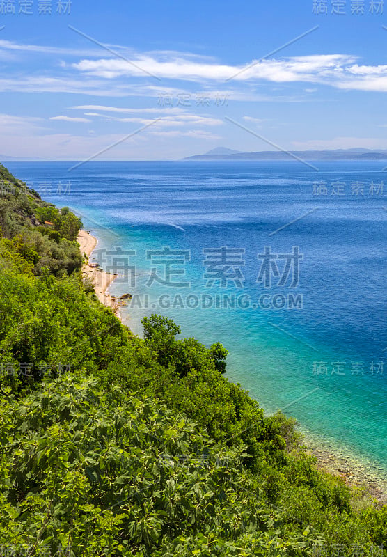 美丽的海滩希腊温泉度假村与温泉Loutra-Edipsou在埃维亚岛(Euboea)在爱琴海