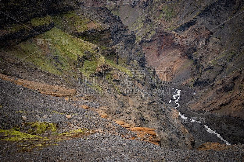 峡谷有不同颜色的层、悬崖和山丘