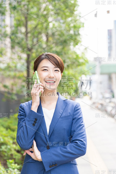 在电话中交谈的亚洲妇女