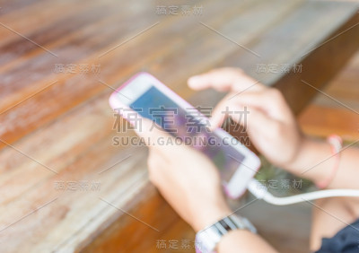用智能手机模糊的女人。