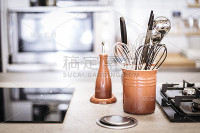 工业厨房里锅上的红色炊具