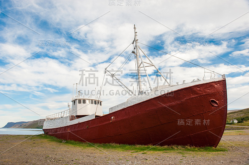 一艘旧渔船在冰岛西峡湾海岸失事