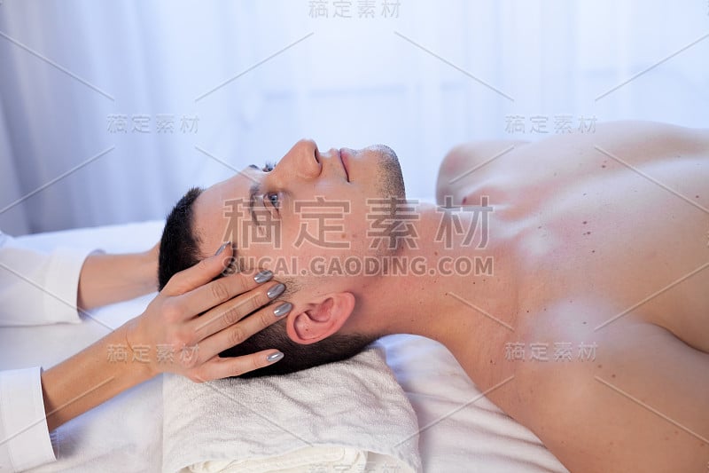 男按摩师做按摩保健水疗程序