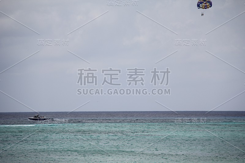 夏天的大开曼海滩岛