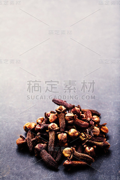 香料背景-各种香料在黑暗的桌子上。集合
