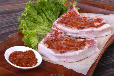 在切菜板上留下生菜。准备做饭。