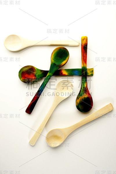 彩色手工染色木质调羹，用食用色素染色。木制勺子天然材料和环境安全不像塑料勺子可持续材料和生态友好的食