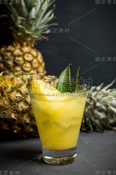 甜迈泰鸡尾酒，菠萝和朗姆酒