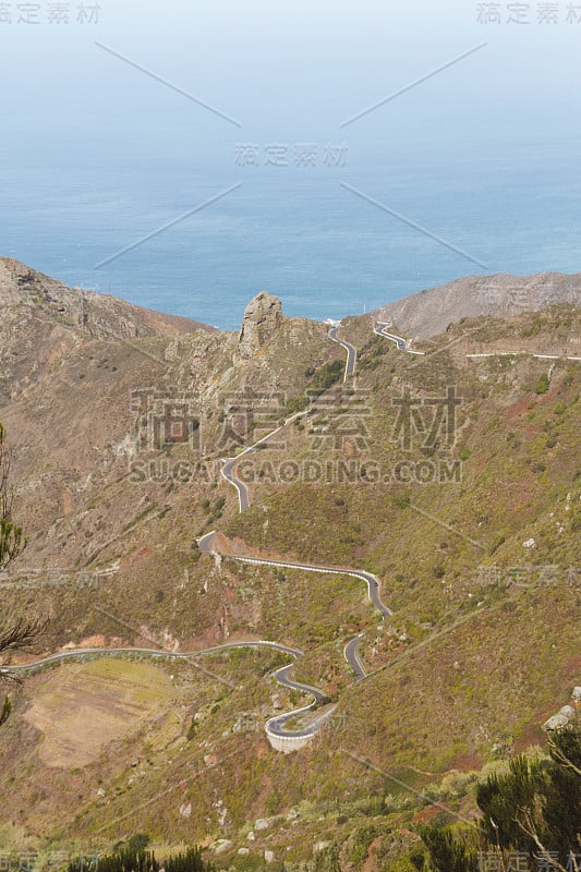 遥远的公路穿过海边的小山