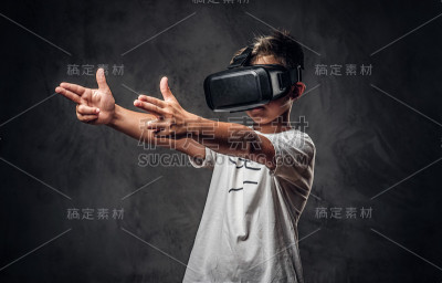 带着虚拟现实眼镜的孩子的肖像
