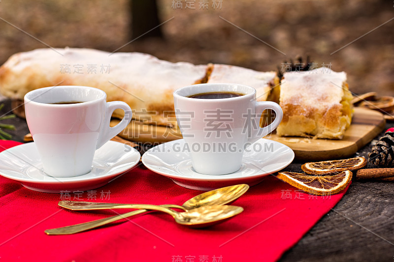 蛋奶酥和橘子馅的馅饼。圣诞果子甜面包。圣诞装饰桌子。