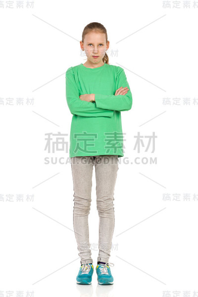 严肃的小女孩双臂交叉站着