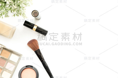 用口红、粉底、眼影调色板和刷子化妆的平面化妆图像。顶部视图与复制空间，为您的文本。