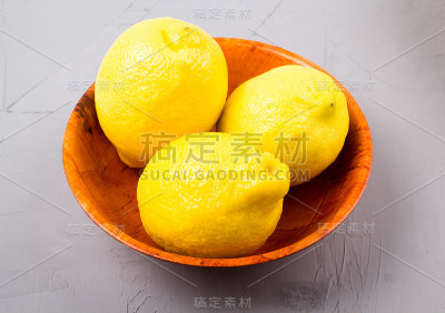 木碗里的柠檬