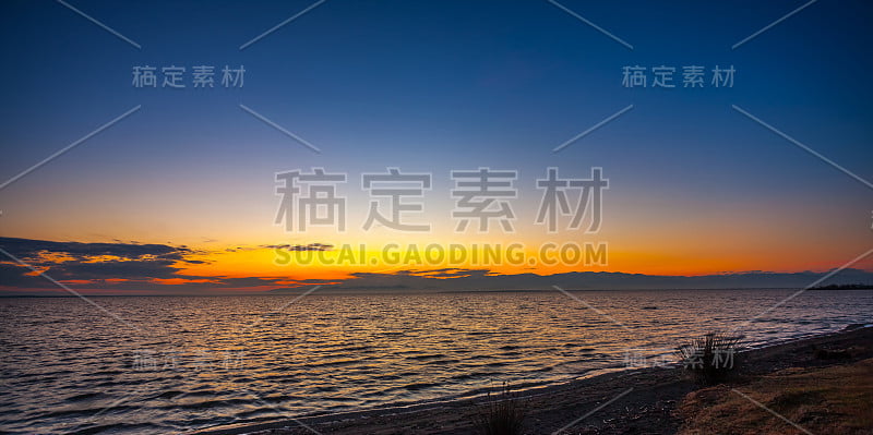 佐治亚州波蒂市，早晨帕里亚斯托米湖的天空和湖水五彩缤纷