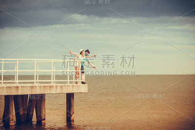海边码头上一对可爱的潮人