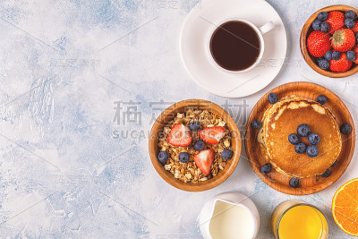 美味的早餐放在明亮的桌子上。
