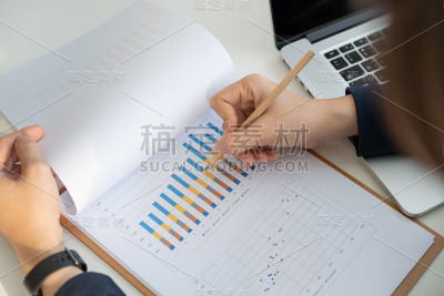 看报告的女商人。