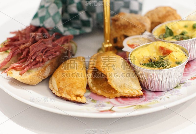 牛肉馅的馅饼，迷你乳蛋饼和咸牛肉配意大利脆皮面包