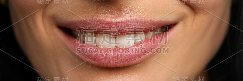 开阔自信的微笑漂亮成熟的女人