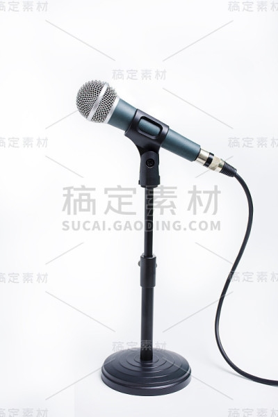 动态麦克风的立场隔离在白色背景。录音硬件，录音室和音乐会的音频设备