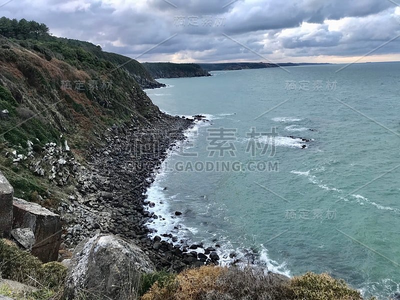 海浪冲击着岩石，在黑海沿岸创造了壮丽的景色