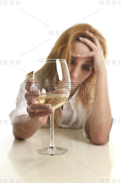 金发碧眼，颓废忧郁的酒鬼在喝酒
