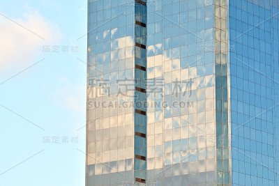 在蓝天的映衬下，商业区的现代摩天大楼