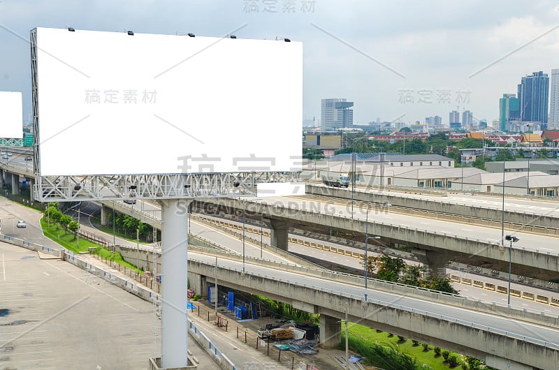 大空白广告牌在道路与城市景观背景